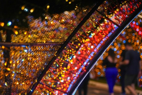 DE VOLTA ÀS RAÍZES: Tradicional iluminação natalina nas avenidas é retomada na capital